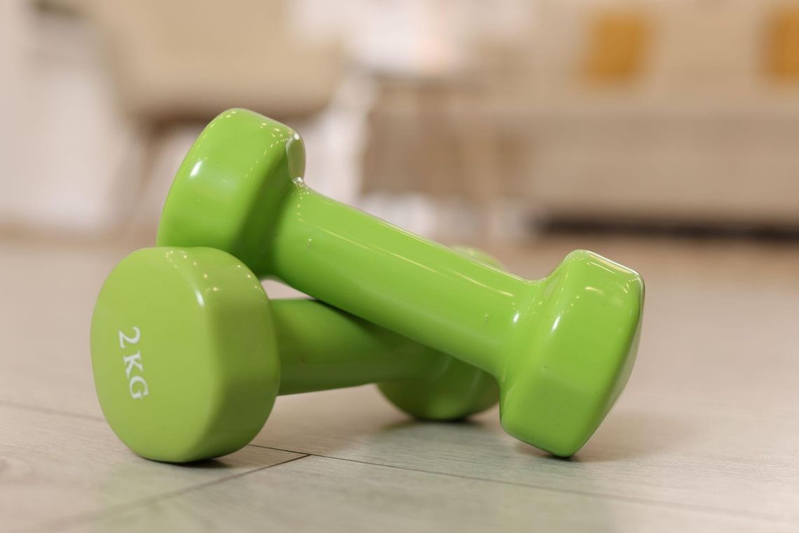 Dlaczego coraz więcej osób trenuje z hantlami w domu?