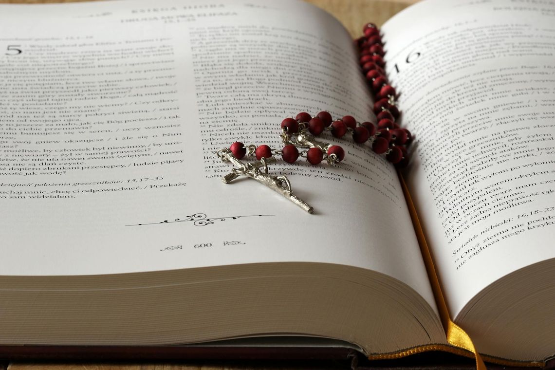 Dlaczego personalizowane akcesoria religijne są idealnym pamiątkowym upominkiem?