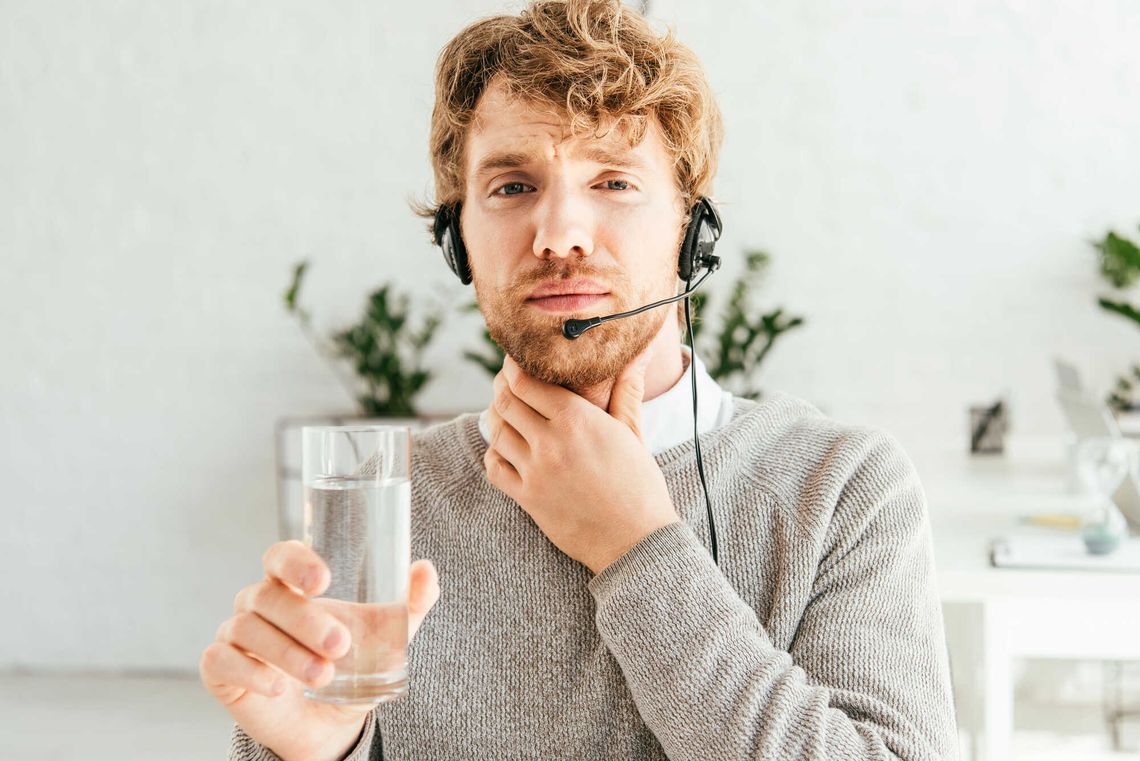 Dlaczego tracimy głos? Najczęstsze przyczyny chrypki i utraty głosu