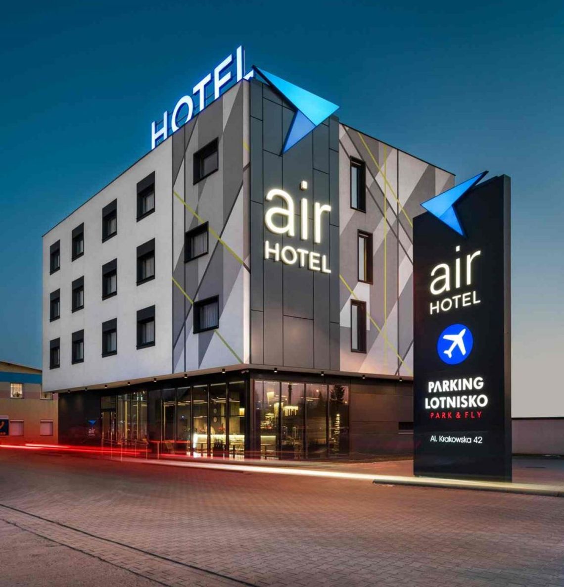 Dlaczego warto wybrać hotel przy lotnisku przed porannym lotem?