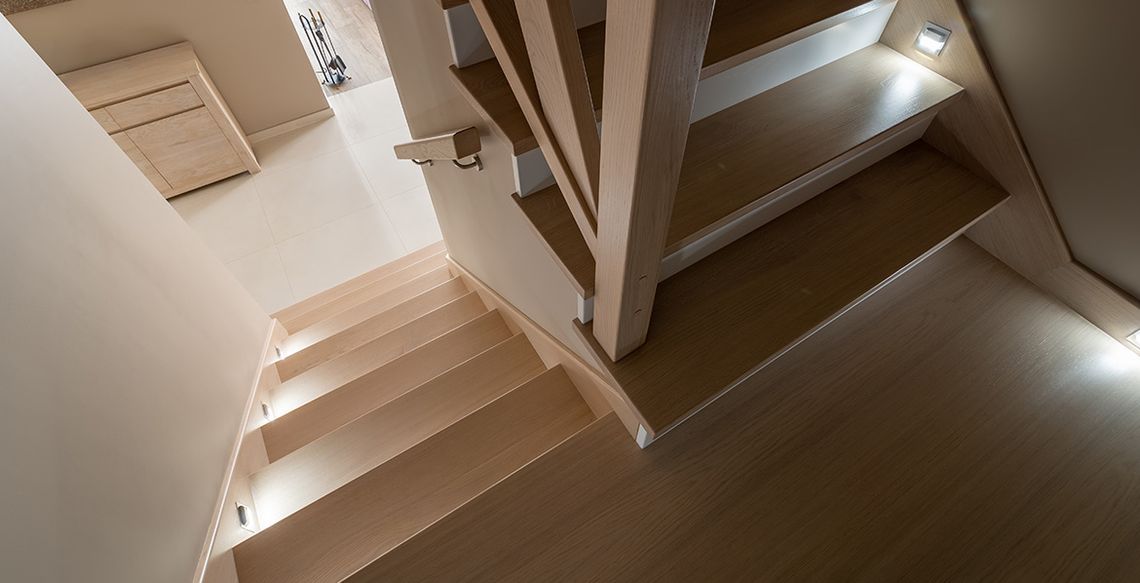 Dlaczego warto wybrać schody drewniane do domu?