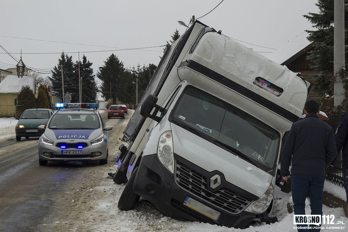 DOBIESZYN: Dostawczak najechał na tył osobówki