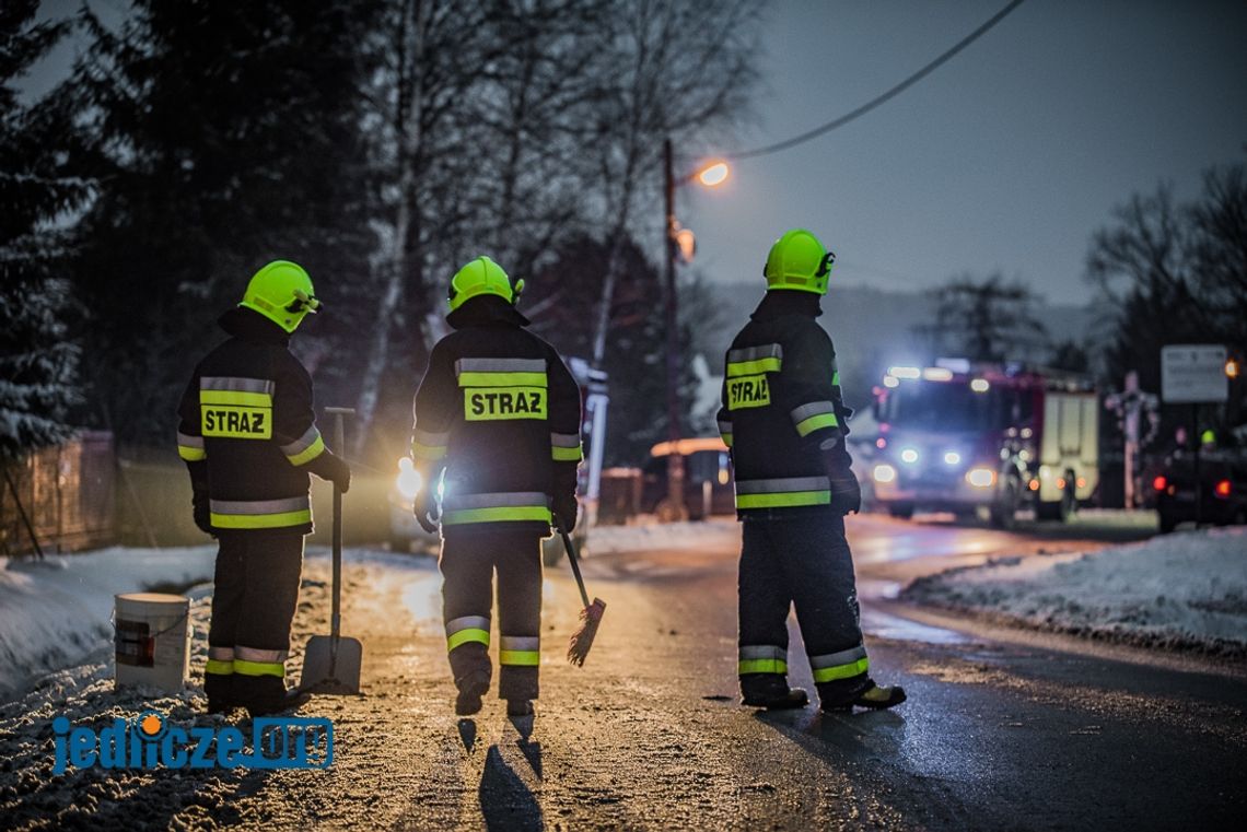 DOBIESZYN: Kolejny samochód w rowie