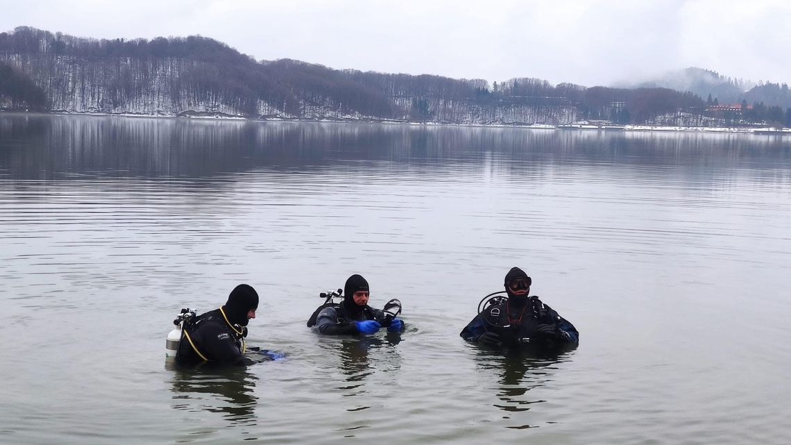 Doskonalenie zawodowe strażaków-nurków na Jeziorze Solińskim