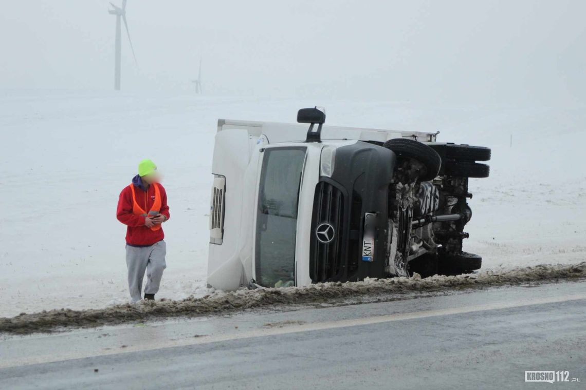 Dostawczy bus na boku pomiędzy Iwoniczem a Klimkówką