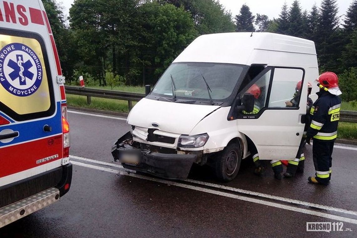 Dostawczy bus uderzył w barierki na DK19