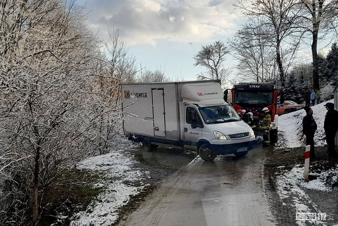 ? Draganowa: Bus wjechał do rowu i zablokował przejazd karetce z pacjentem