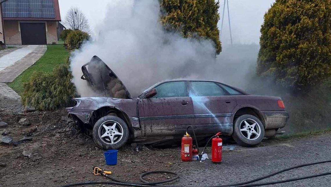 Audi uderzyło w przepust i zaczęło się palić. Dwóch mężczyzn poważnie rannych