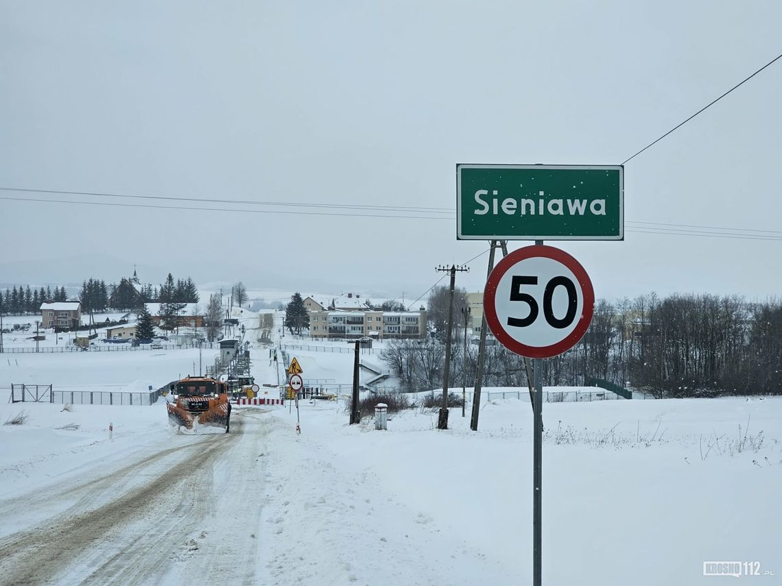 Droga przez zaporę w Sieniawie będzie nieprzejezdna dłużej niż zakładano Droga przez zaporę w Sieniawie będzie nieprzejezdna dłużej niż zakładano