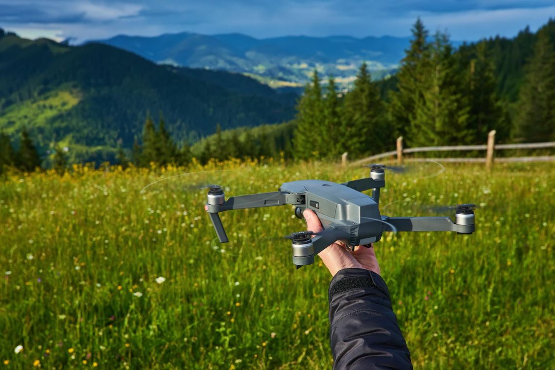 Dron na wakacje 2023. Jaki wybrać?