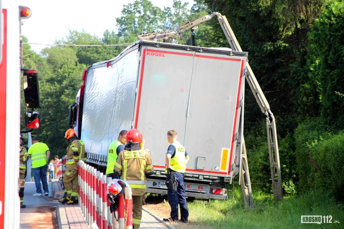 Dukla. Ciężarówką wjechał w słup energetyczny