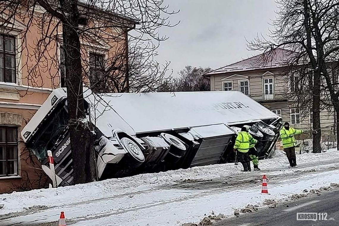 ? Dukla: Ciężarówka wyładowana beczkami z miodem uderzyła w drzewa