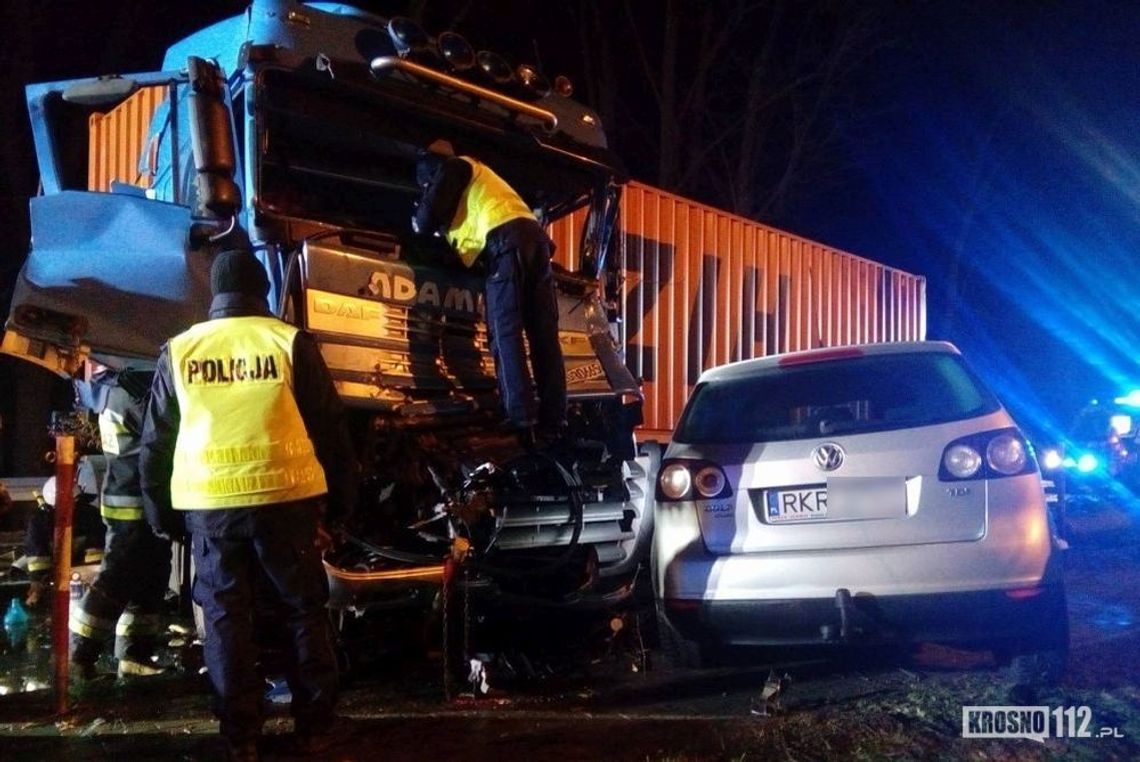 DUKLA (DK19): Wjechał ciężarówką w leżące drzewo i uderzył w osobówkę