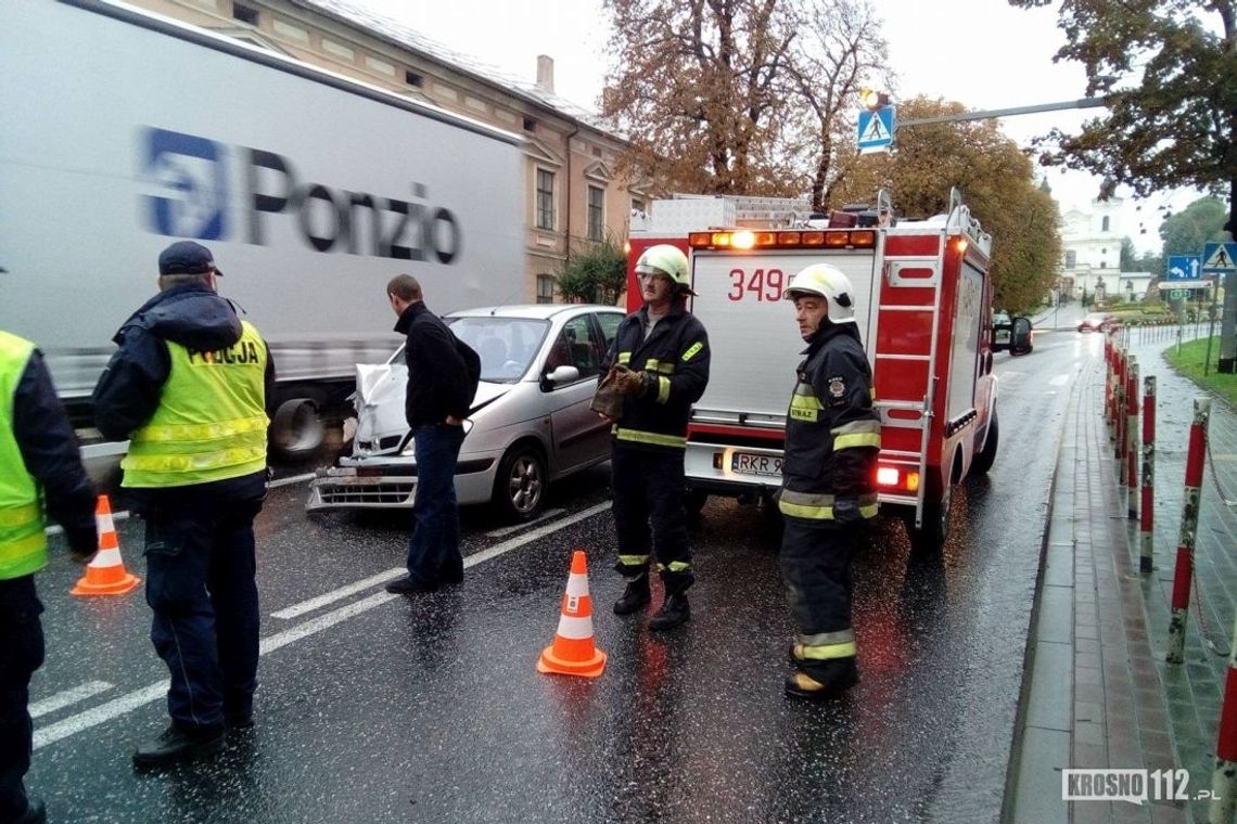 DUKLA: Kierowca ciężarówki spowodował kolizję na skrzyżowaniu