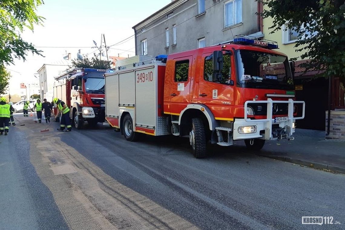 ? Dukla: Oleista substancja pokryła drogi w centrum miasta