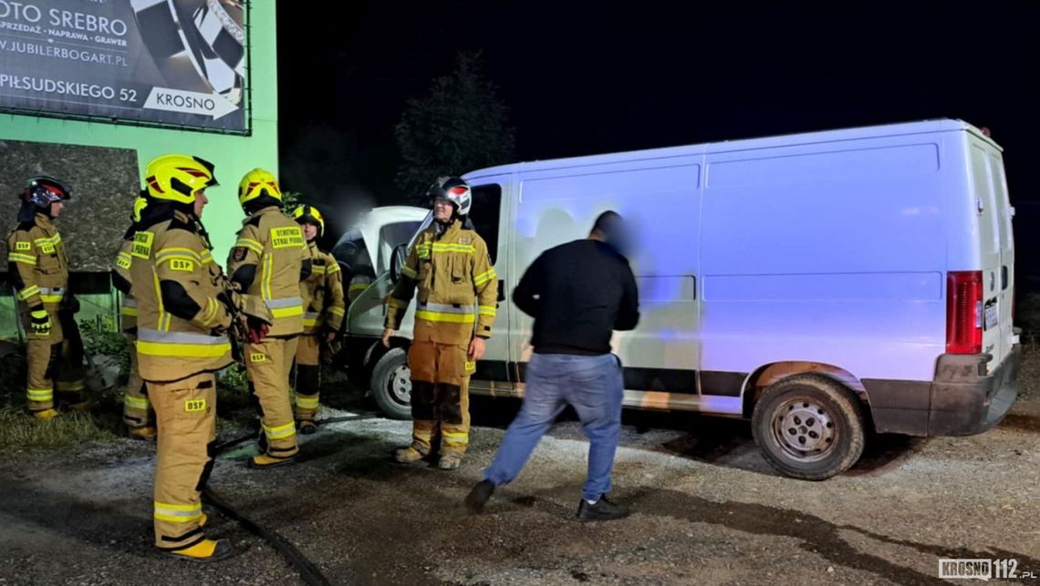 Dukla. Pożar w komorze silnika dostawczego Fiata