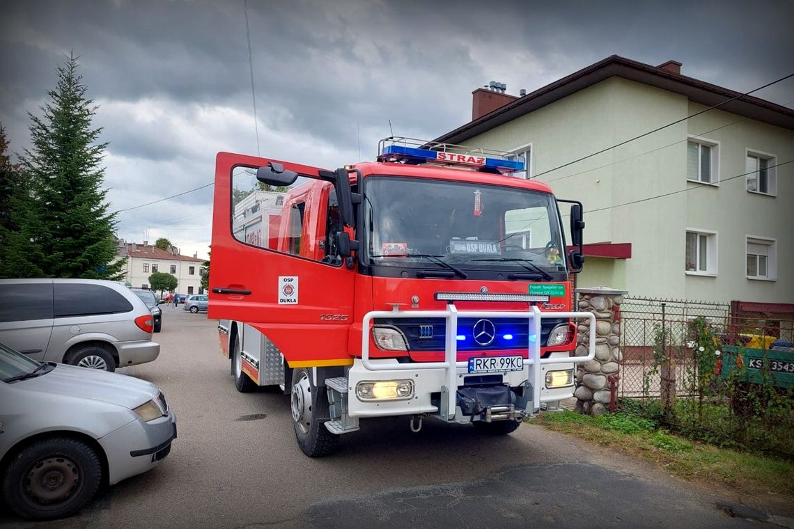 ? Dukla. Roczne dziecko uwięzione w samochodzie