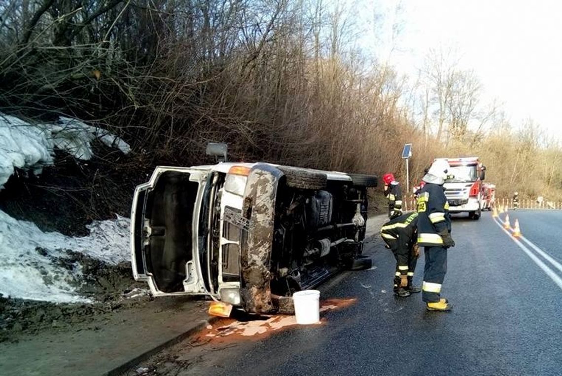 DUKLA: Rumuński bus jazdę zakończył na boku