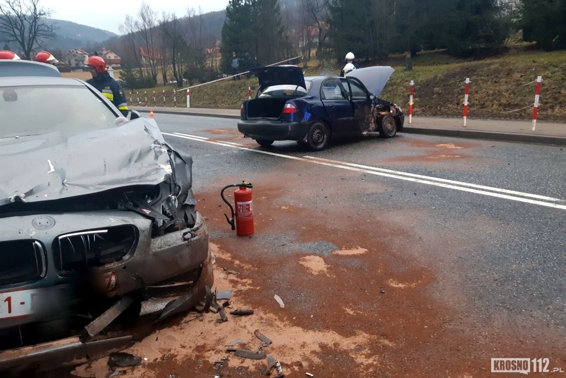 DUKLA: Zderzenie bmw z lanosem. Zablokowana DK19