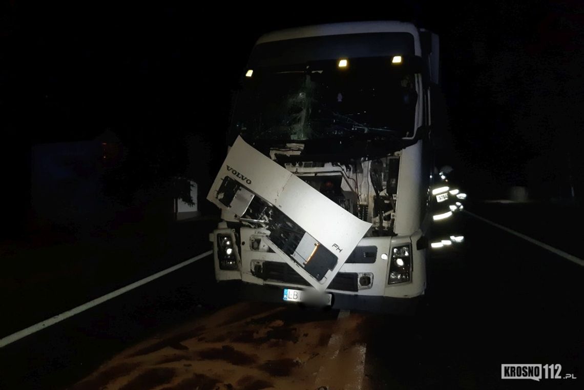 Dwa zdarzenia na DK19 w tym samym czasie. Uszkodzony traktor, bus i dwie ciężarówki