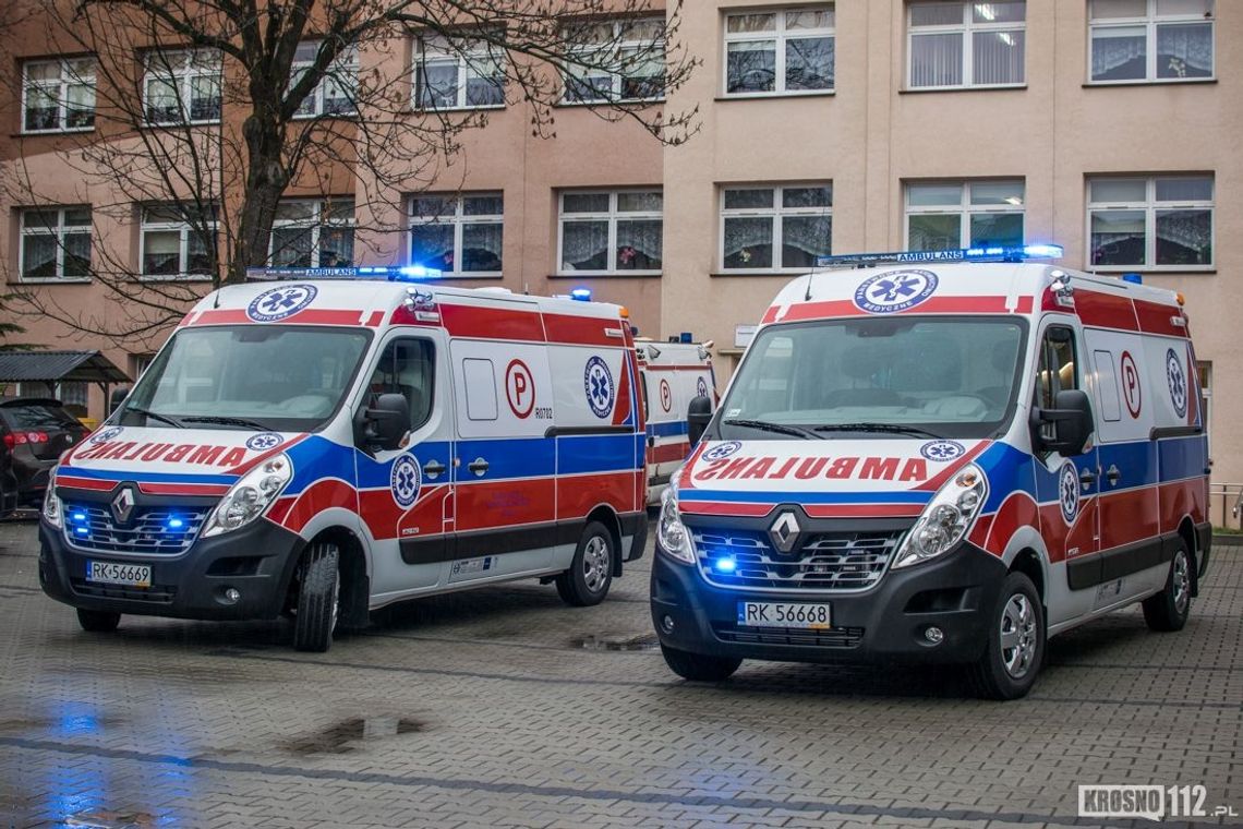 Dwie nowe karetki zasiliły flotę krośnieńskiego Pogotowia Ratunkowego. Kolejne trzy niebawem