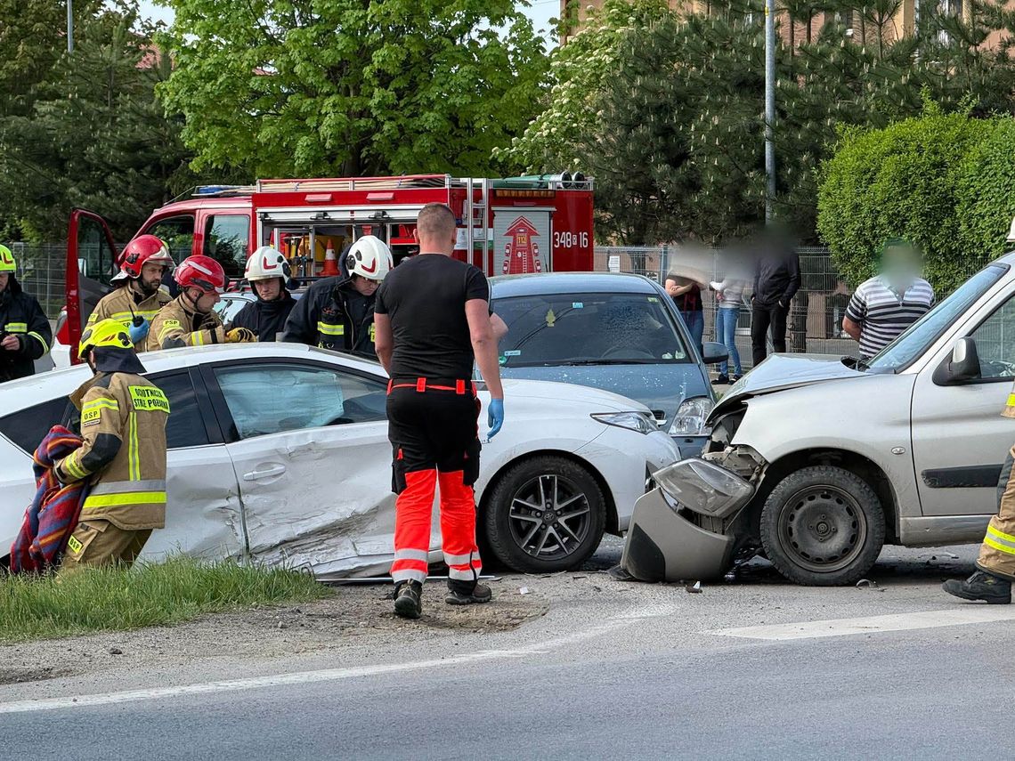 Dwie osoby poszkodowane w zderzeniu samochodów w Łężanach Dwie osoby poszkodowane w zderzeniu samochodów w Łężanach