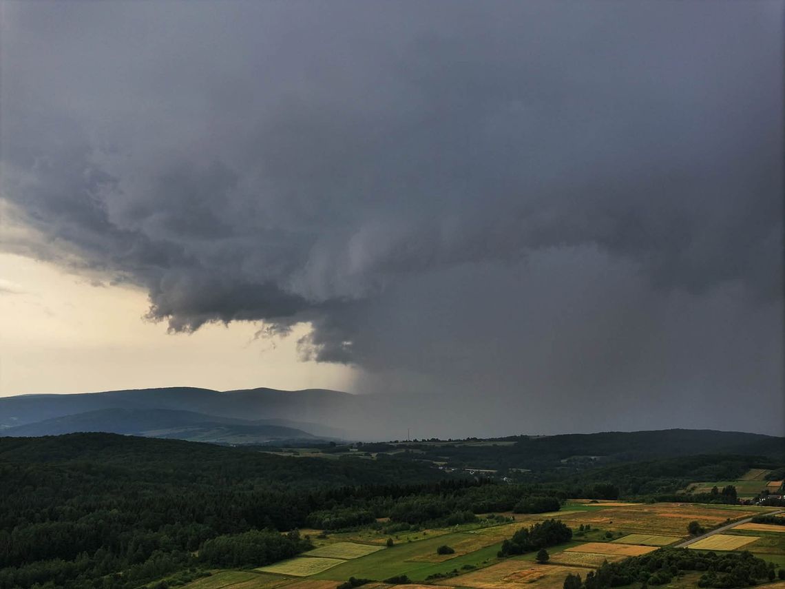 Dwie strefy burz nad Podkarpaciem. Jest ostrzeżenie Dwie strefy burz nad Podkarpaciem. Jest ostrzeżenie