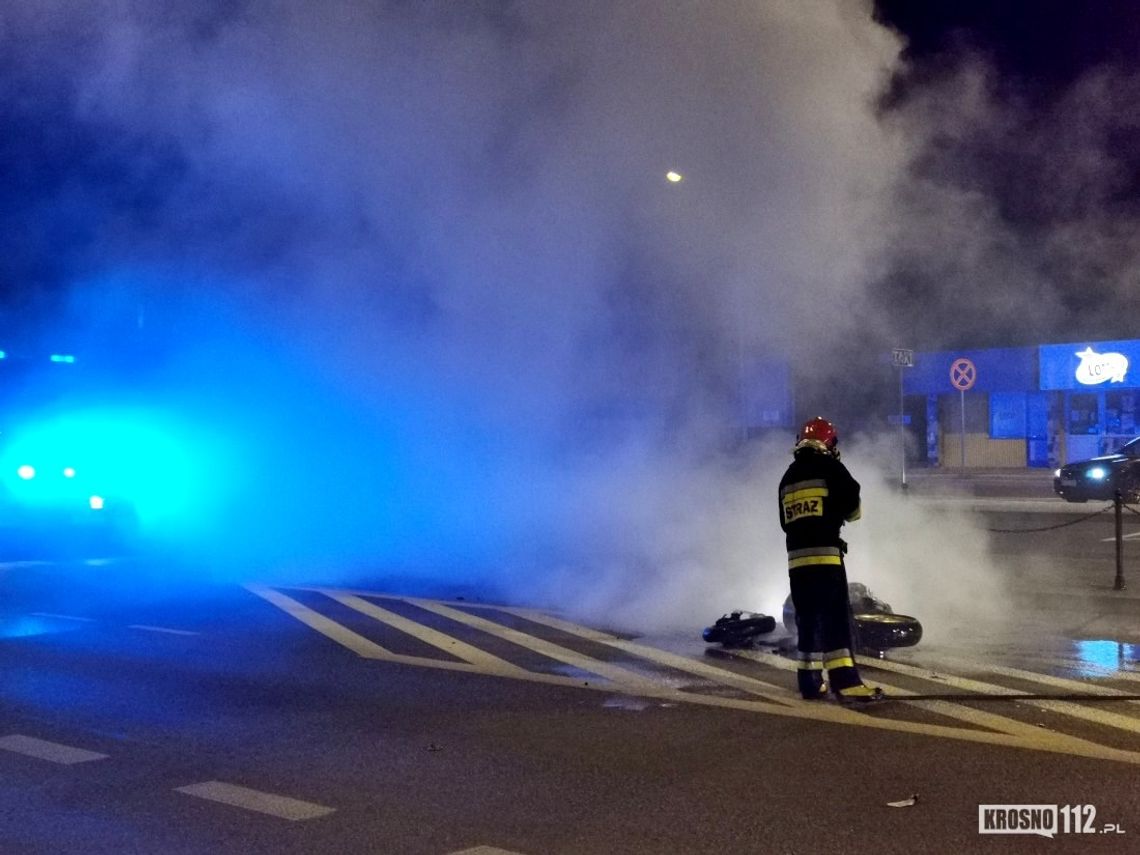 Dwóch 21-latków rannych w wypadku na ul. Podwale. Motocykl spłonął