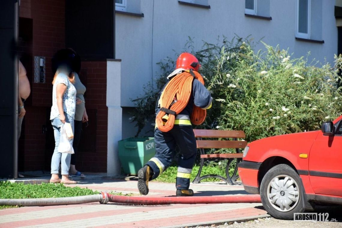 Dym wydobywał się z okna. Strażacy w akcji