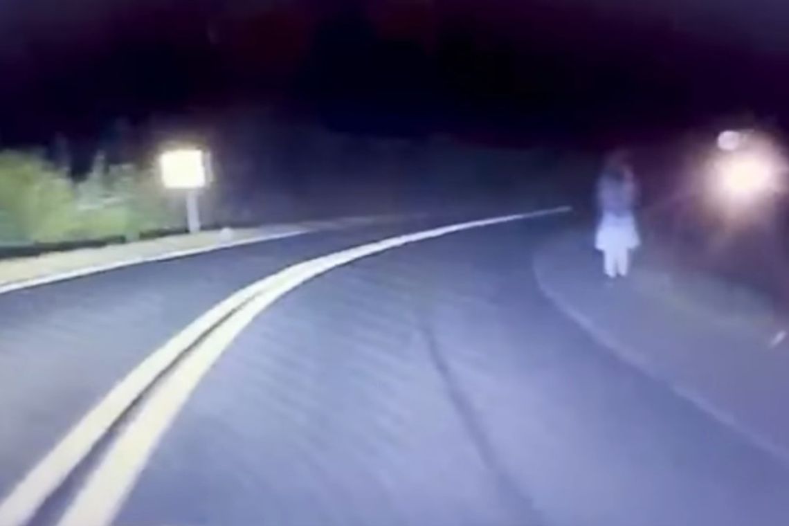Dziecko na pustej, ciemnej drodze. To nagranie mrozi krew w żyłach! / VIDEO