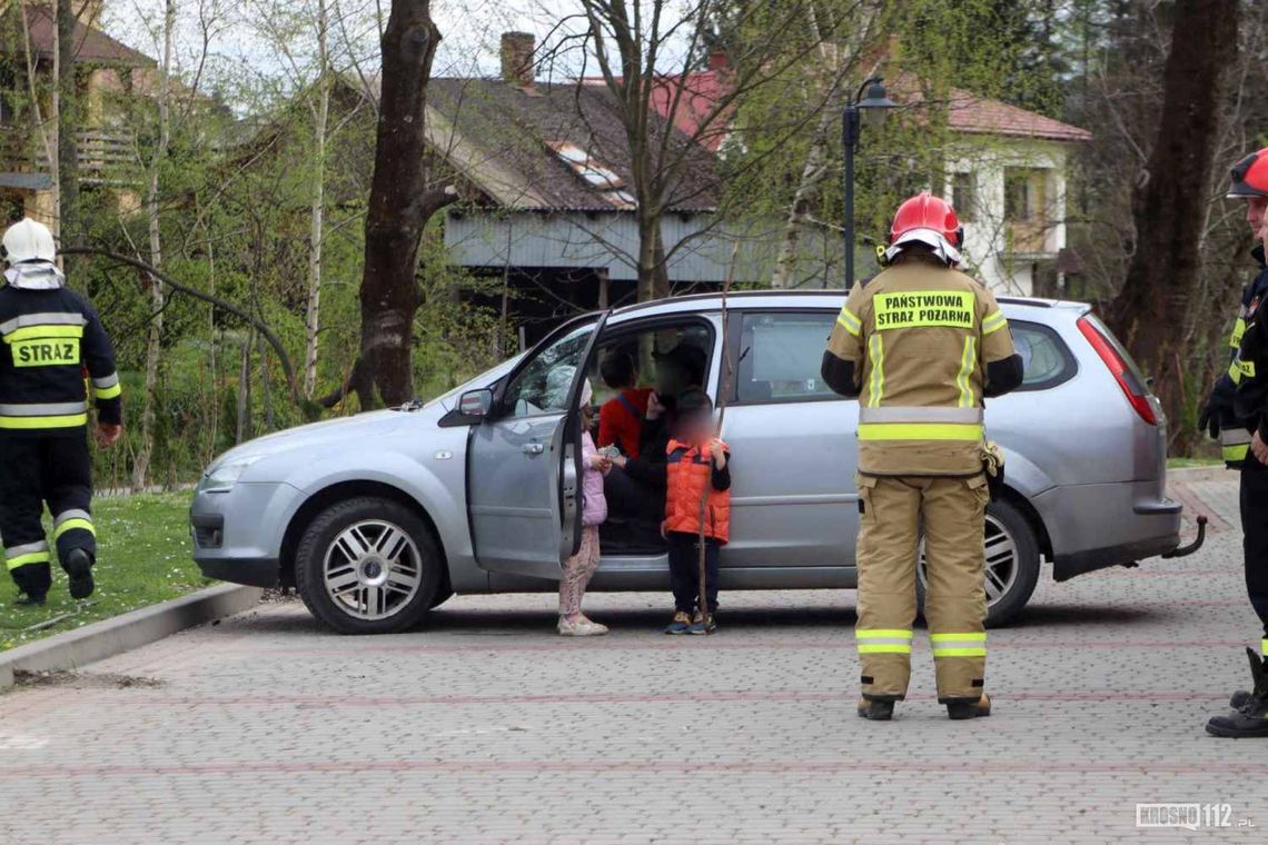 Dziecko zamknięte w samochodzie. Z pomocą ruszyli strażacy i policjanci