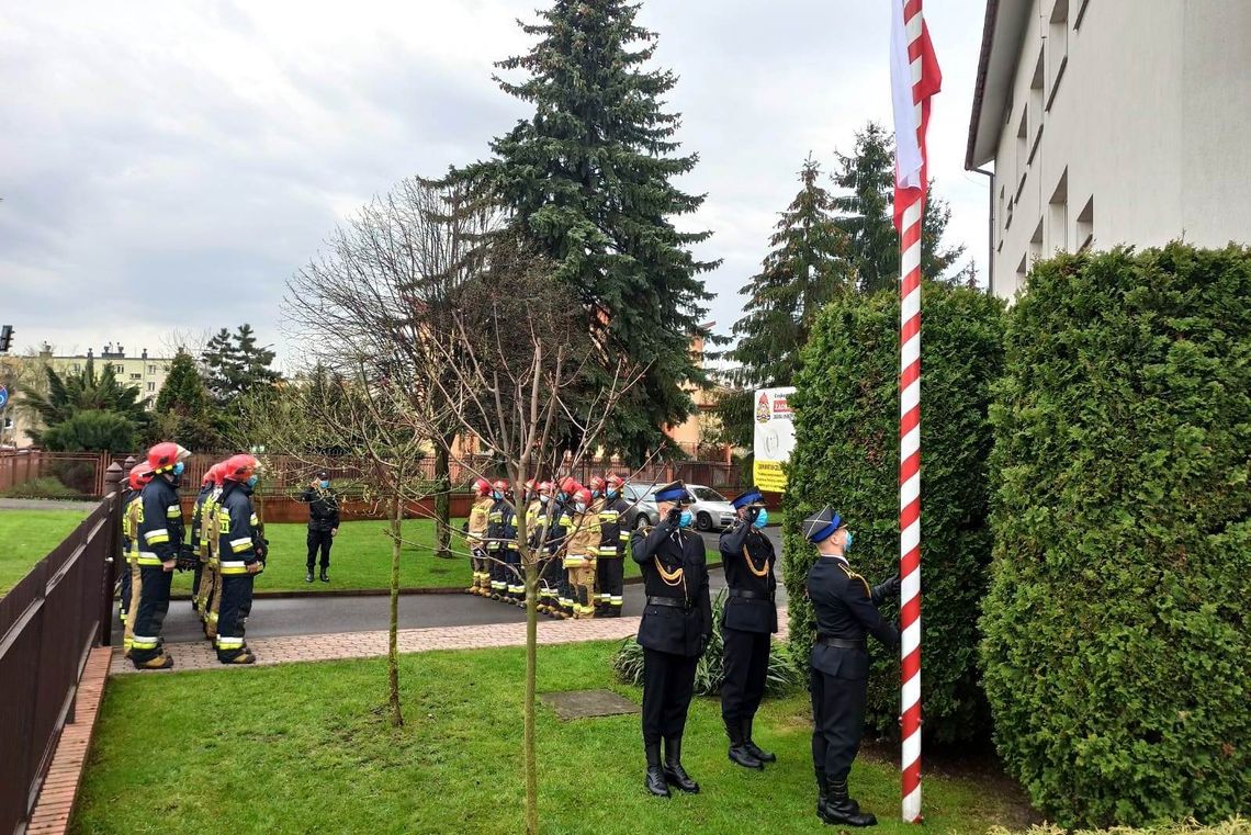 Dzień Flagi Rzeczypospolitej Polskiej w Komendzie Miejskiej Państwowej Straży Pożarnej w Krośnie