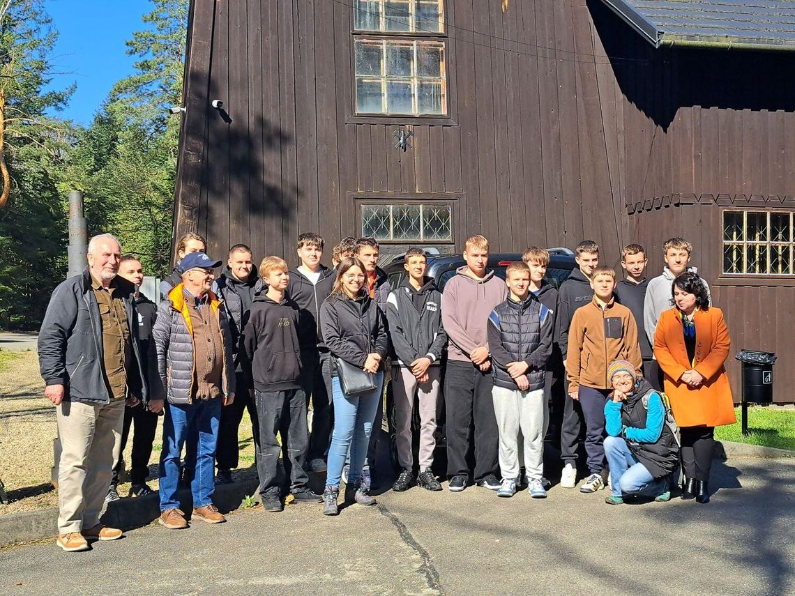 Dzień Ziemi w Bóbrce. Młodzież z krośnieńskiej Naftówki m.in. posadziła drzewa