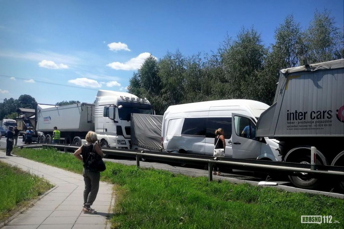? Efekt domina w Rogach. Zderzenie trzech ciężarówek i busa [AKTUALIZACJA]