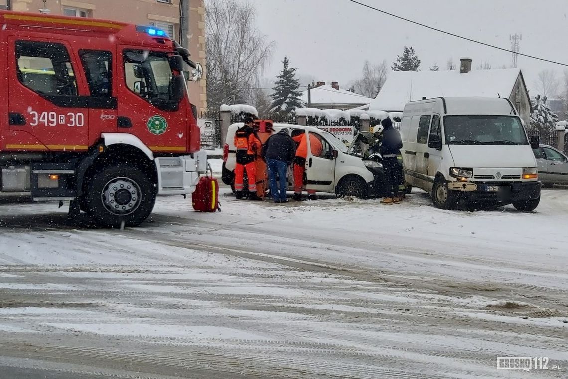 Fatalne warunki jady i seria kolizji. Wypadek w Jedliczu, w Niżnej Łące strażacy uwolnili z zaspy autobus z pasażerami