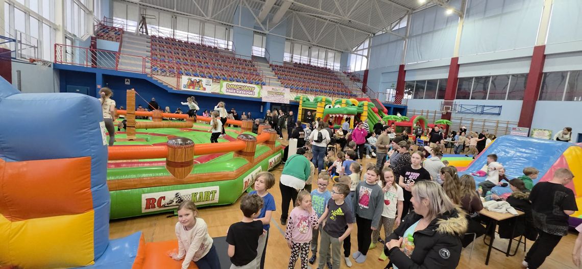 Ferie z GOSiR-em w Jedliczu. Festiwal Dmuchańców przyciągnął setki dzieci
