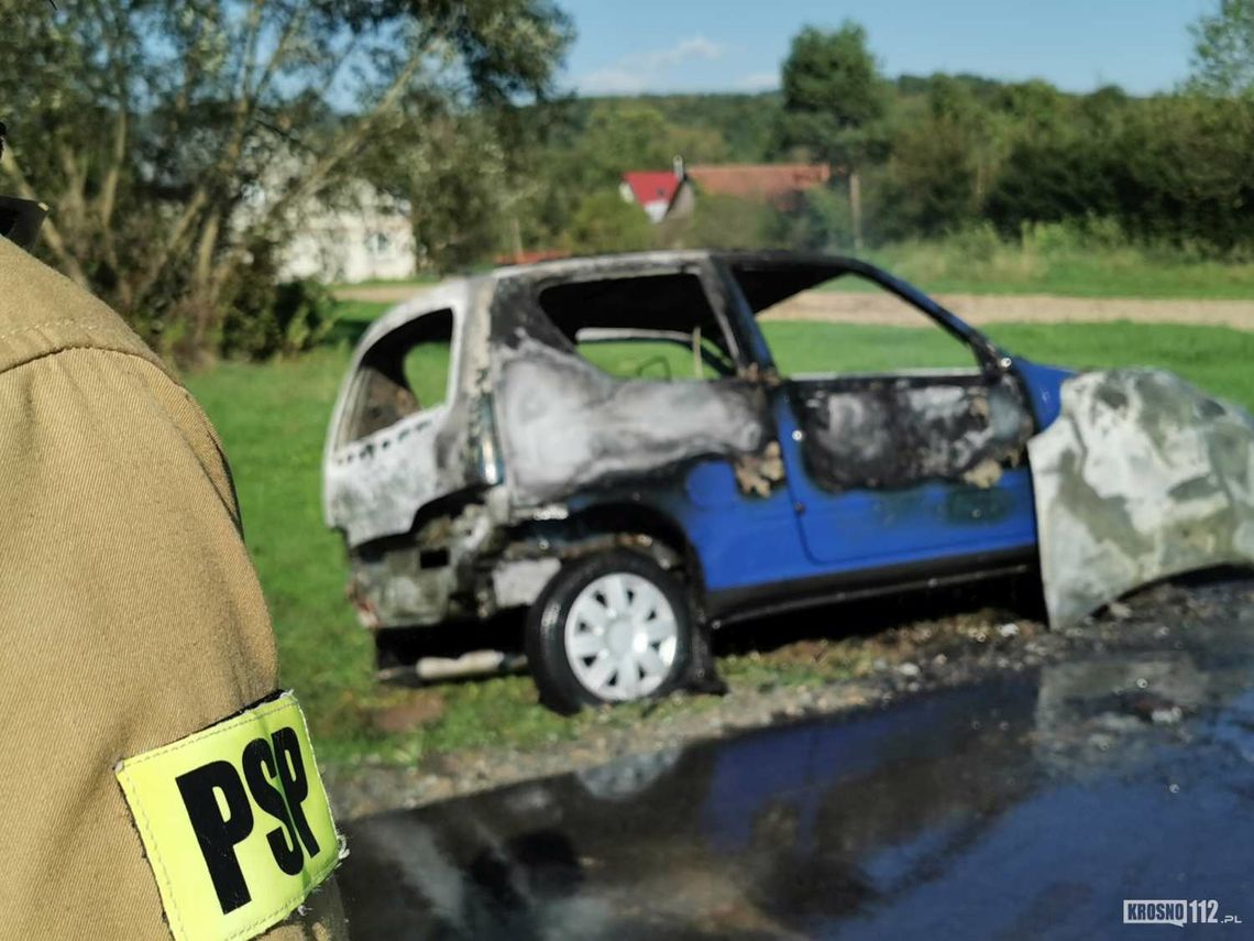 Fiat seicento spłonął w Łękach Strzyżowskich