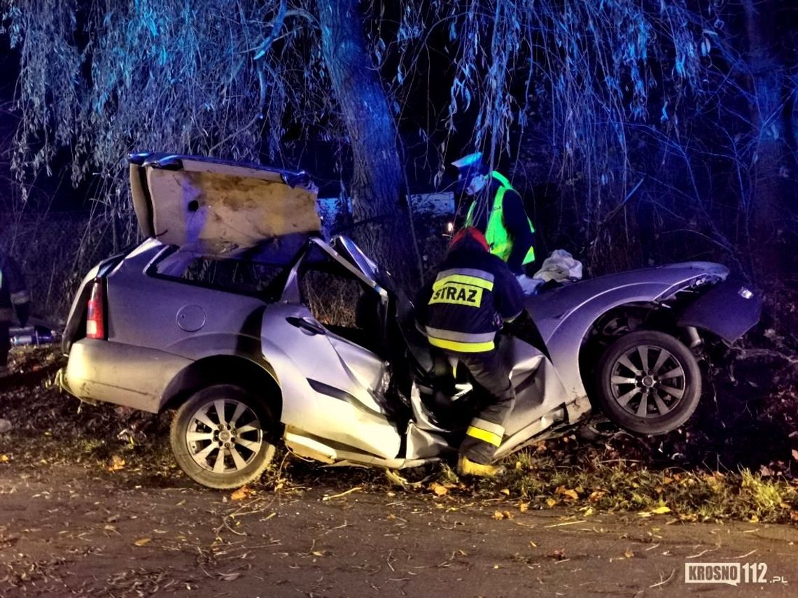 Ford "owinął się" o drzewo. 18-latek był zakleszczony w pojeździe