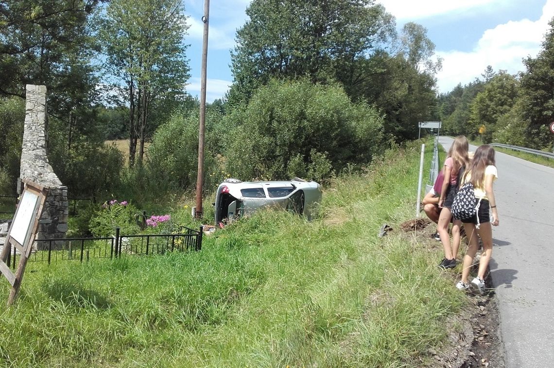 Funkcjonariusz Straży Granicznej pomógł nastolatkom poszkodowanym w wypadku samochodowym
