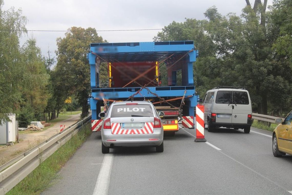 "Gabaryt" nie zmieścił się na zwężeniu DK19 w Miejscu Piastowym. To nie koniec problemów...