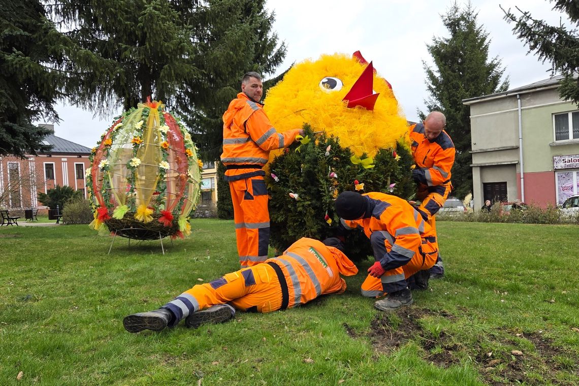Gigantyczne pisanki ozdobiły rynek w Jedliczu. Wspólna inicjatywa mieszkańców przed Wielkanocą Gigantyczne pisanki ozdobiły rynek w Jedliczu. Wspólna inicjatywa mieszkańców przed Wielkanocą