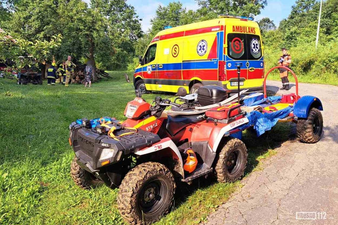 Głojsce. Chorą seniorkę strażacy ewakuowali quadem do ambulansu