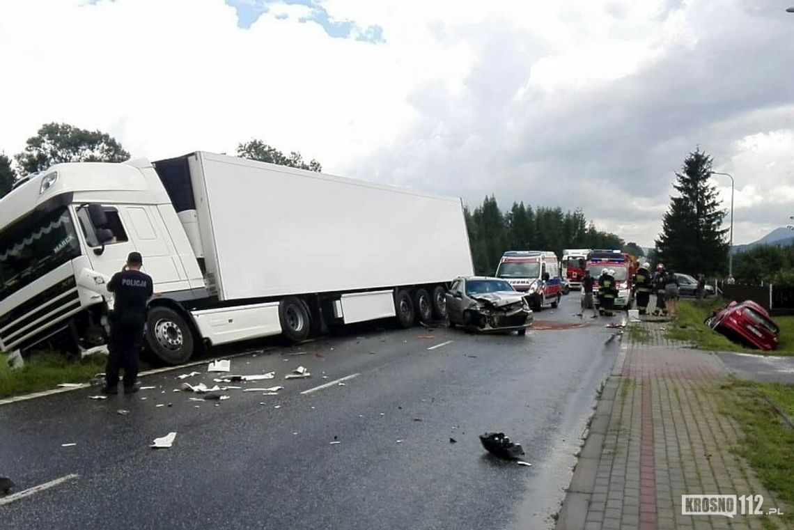 GŁOJSCE: Zderzenie dwóch samochodów osobowych i ciężarówki