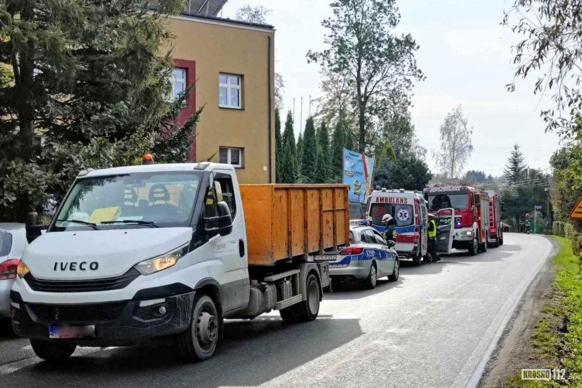 Głowienka. Piesza próbowała ominąć kałużę, weszła w jadący samochód