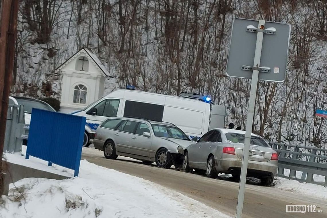 ? Głowienka: Zderzenie dwóch samochodów na moście. Sprawca pijany