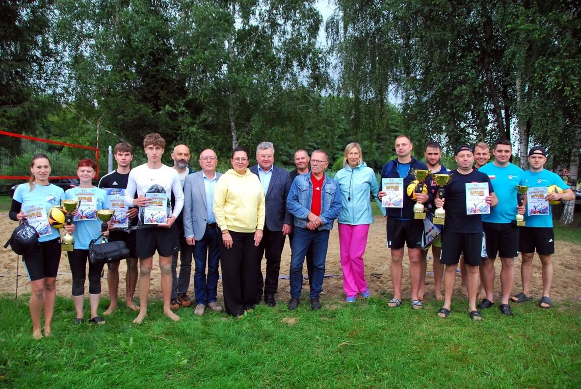 Gmina Dukla triumfuje w Niżnej Łące. Zacięty turniej siatkówki plażowej mimo deszczu i wiatru Gmina Dukla triumfuje w Niżnej Łące. Zacięty turniej siatkówki plażowej mimo deszczu i wiatru