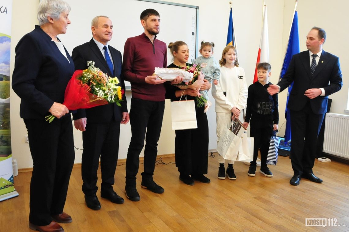 Gmina Wojaszówka przywitała repatriantów z Kazachstanu. W Ustrobnej zamieszkała rodzina z Aktobe