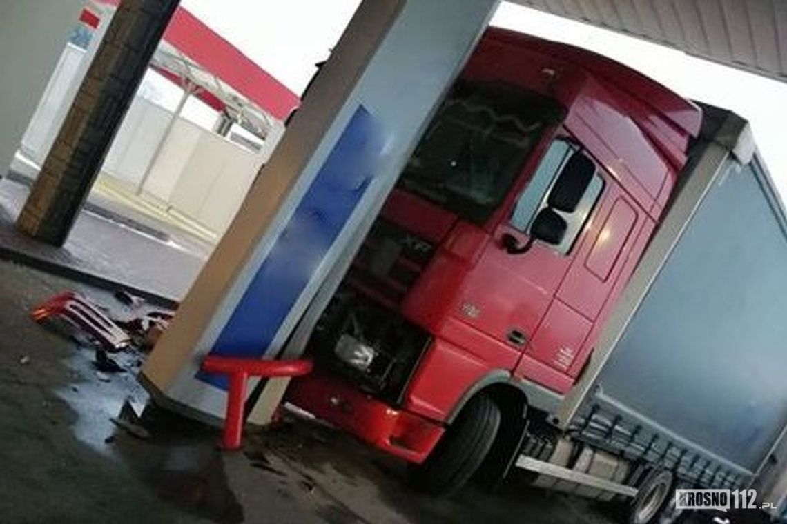 Gołoledź na drogach. Kierowca ciężarówki wjechał w stację paliw