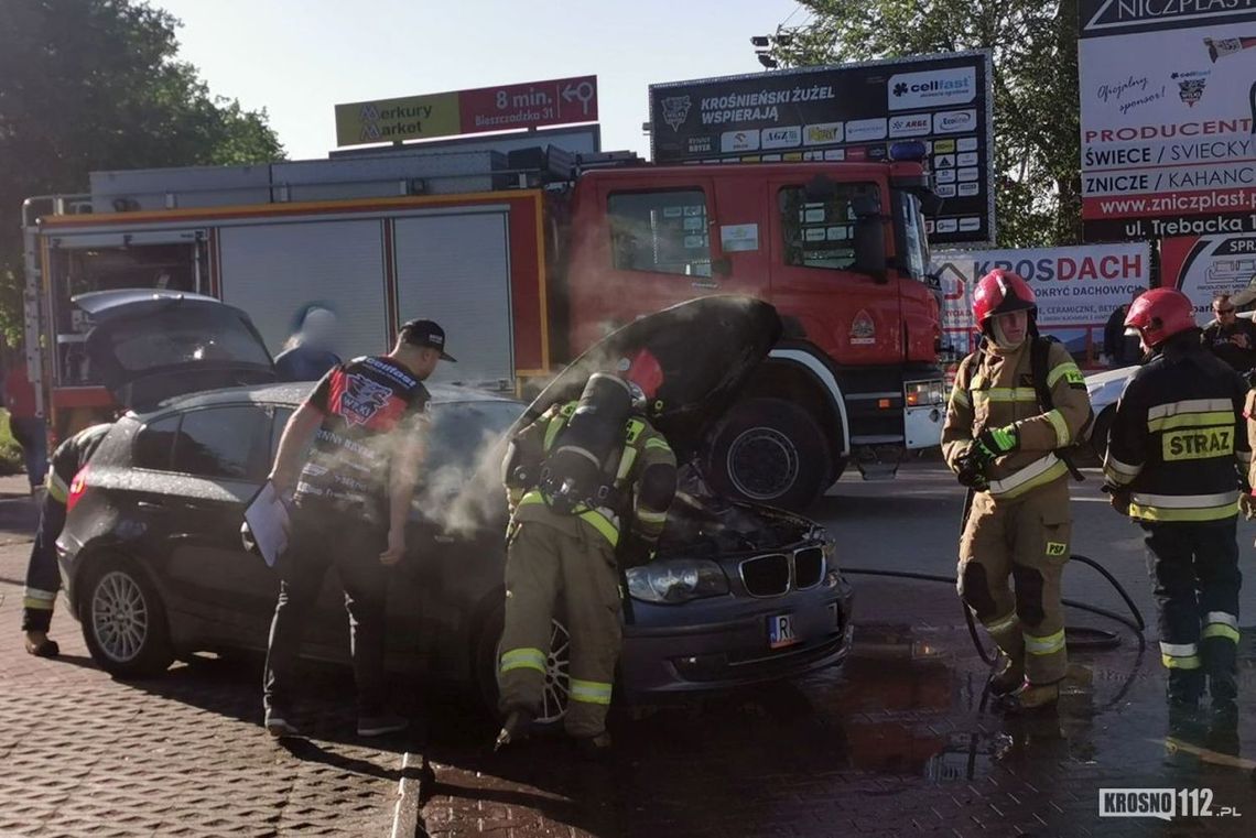 Gorąca atmosfera przed meczem. Przy stadionie zapaliło się BMW