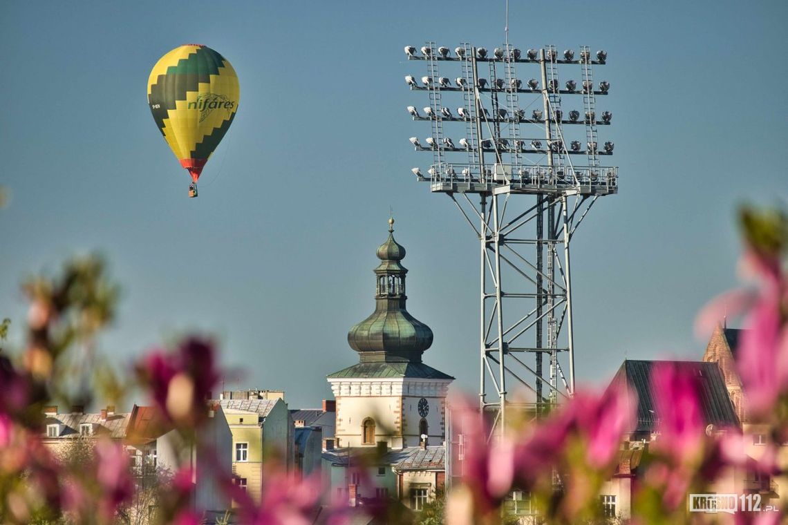 Górskie Zawody Balonowe. Poniedziałkowy poranny lot przy bezchmurnym niebie